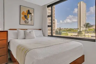 Image de Poolside Waikiki Banyan Condo with Fully Equipped Kitchen and Free Parking!