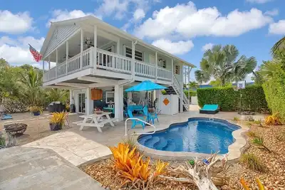 Image de Waterfront Pool Home with great dockage!