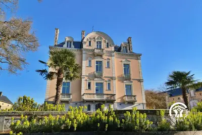Image de Château XIXème pour 12 pers, parc 1. 3ha, chambres d'époque, proche commerces, Laval et activités.