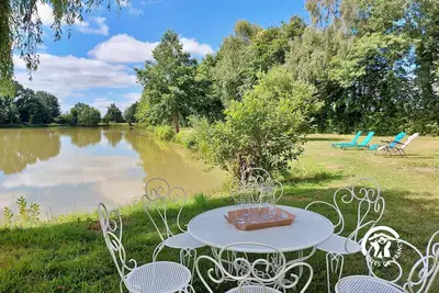 Image de Grande maison rénovée avec étang privé, parc arboré et jeux extérieurs - Idéale pour familles et amis