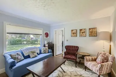 Image de Cozy 2-bedroom home near main street - Pet Friendly