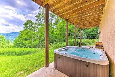 Image de Slaty Fork Escape w/ Mountain View + Hot Tub!