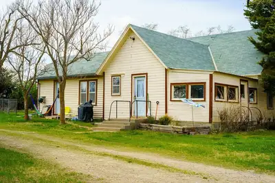 Image de Cozy private Lakehouse with prime fishing, hunting, and lake access.