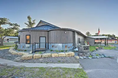 Image de Massive Hatfield 'Loon Lodge' w/ Roller Rink