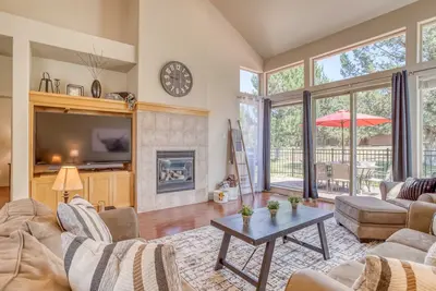 Pet-Friendly Smart Modern Townhome - Eagle Crest Resort Passes! Pools, Spa, Golf