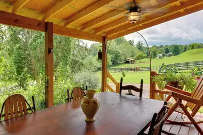 Image de Mtn-View Warne Cabin: Hot Tub, Wine Cabinet!