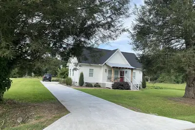 Image de The family friendly, easily accessible new Peacefulside Retreat!