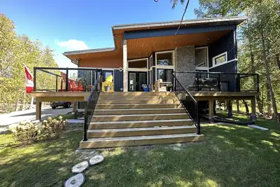 Image de Sauble Beach Cottage – Perfect Thanksgiving Getaway, Steps to Beach & Shops