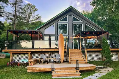 Image de Beautiful Lakefront Cottage with Hot Tub