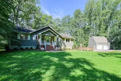 Image de Lakefront home with deck, hot tub, game room, kayaks, & fireplace