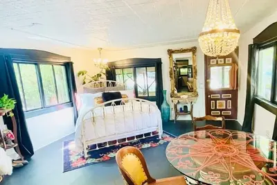 Image de Downtown Cottage with Private Hot Tub