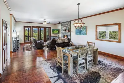 Image de New Modern Mountain Condo with Vista Mountain Views, Large Deck, Washer & Dryer!