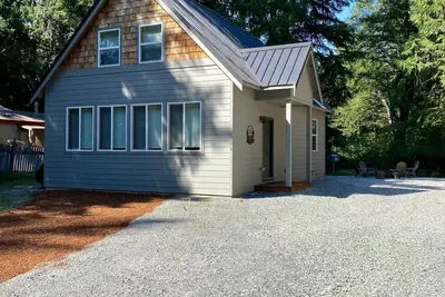 Image de Spacious Modern Cabin! 5mi to Park w/ Hot Tub & Wifi