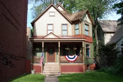 Image de Family and Pet friendly Evanston home close to Beach, The City, and Everything. .