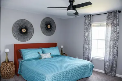 Image de *The Lakeside Lookout* Modern! 5 Mins to Msu!