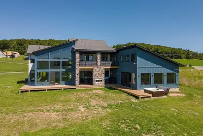 Image de Modern Dog Friendly Lake Retreat w/ Pool