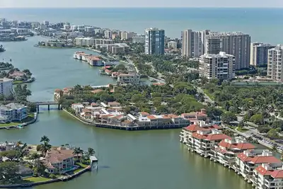 Image de Super Location In Park Shore Near Venetian Village and Beach Entry