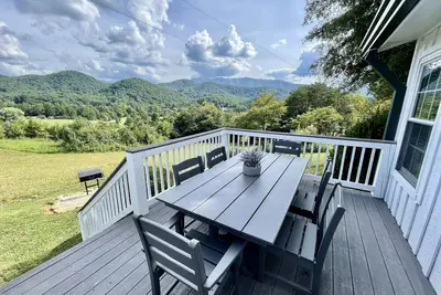 Image de Peace of Paradise (2-Bedroom Home) with Mountain view by RedAwning