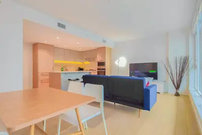 Image de 2 Bedrooms 2 Bathrooms 1 Den | Huge Patio | 1200sqft | Free Parking | Lux Condo