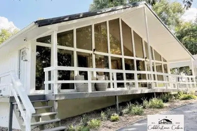 Image de Grand Lake cabin on Monkey Island minutes from Shangri-La w/Hot Tub and Fire Pit