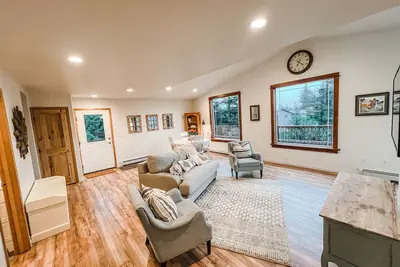 Image de Cozy up in this private bungalow in the trees close to trailheads & shopping