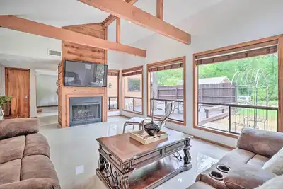 Image de Bryan Home w/ Deck & Yard ~ 4 Mi to Texas A & M!