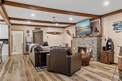 Image de Cozy Mountain Retreat with 3 decks, huge living room, walking distance of shops