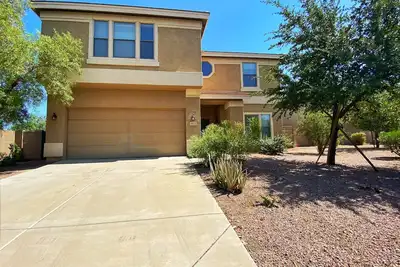 Spacious 4 Bedroom Home w/ Mountain Views