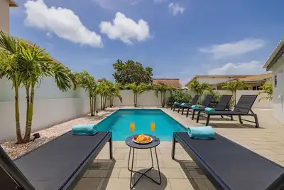 Image de New Modern 3 Bedroom “10 minute walk to the Beach”