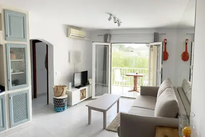 Strandnahe, Moderne Wohnung mit Balkon und Pool für 2