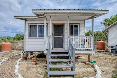 Cozy cabana with shared plunge pool, scenic views, kitchenette, Ac, & WiFi