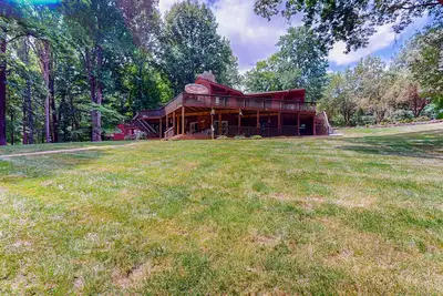 Image de Lakefront retreat w/private dock, fast WiFi, gas grill & central Ac, dogs