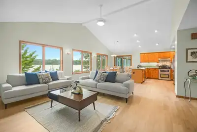 Image de New Spacious Lakehouse Retreat +private pier