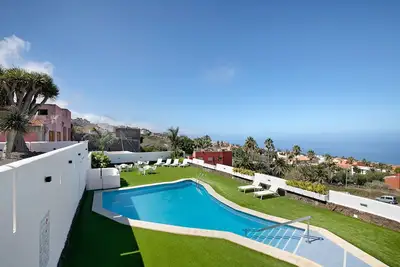 Image de Maison de vacances \"Linaje del Pago Listán Negro\" avec vue sur mer, piscine, balcon privé et Wi-Fi.