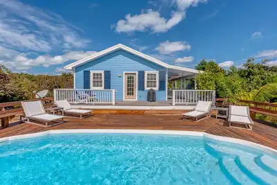 Image de Elbow Joint: Comfortable Island Escape in White Sound near Firefly Resort