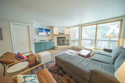 Image de Condo with gorgeous views and private laundry