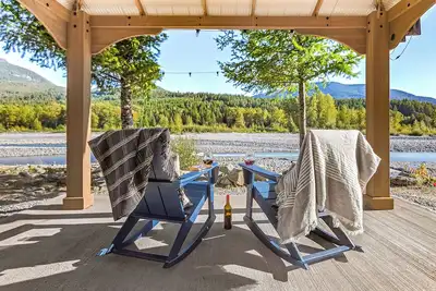 Image de Th River House- Riverfront cabin with hot tub, fire pit and gazebo