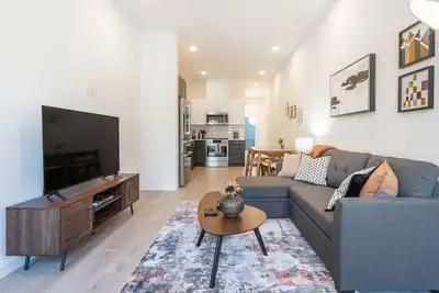 Image de Perch - Urban Reflections 13: Ws 97! Spacious 3br/2ba w Space Needle view
