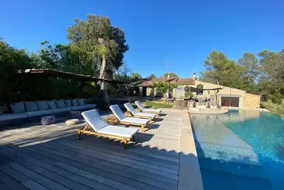 Image de Domaine au calme entre vignes et oliviers