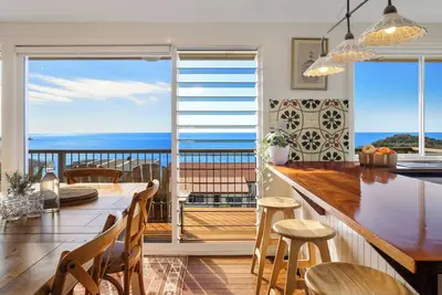 Image de Lover's Point Beach House-Panoramic views, walk to everything