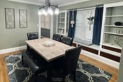 Image de Downstairs Unit near National Park + Downtown Cleveland