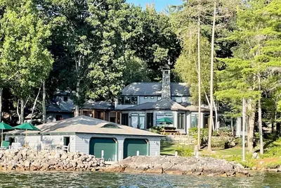 Image de Stunning 5 Br Lakefront Home with Private Gym & Boat House