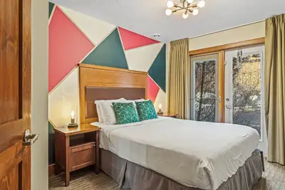 Image de Family & Group Oasis/1100 sqft/Hottub/2 min walk to food & drinks