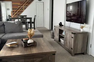 Image de Late Summer Retreat • Firepit • Lake • Downtown!