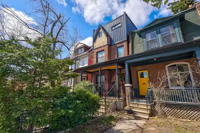 Image de Golden House in the heart of Toronto's west side