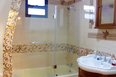 Image de Two Bedroom, walking distance to transportation, shopping and dining.