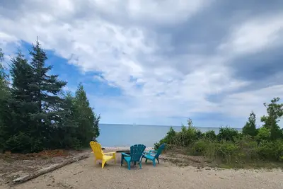 Image de Secluded private 1200' beachfront Log Cottage on 64 acres beside McGregor point