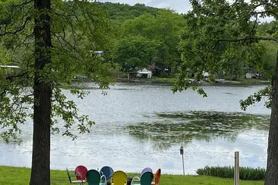 Image de Relax at Grandma’s house with a screened in porch overlooking a private lake!