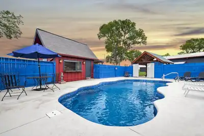 Image de Country Homestead, Private in-ground pool, sleeps 8, Creekside, lots of parking