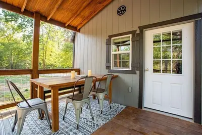 Image de Serene beautiful country cabin on beautiful pond